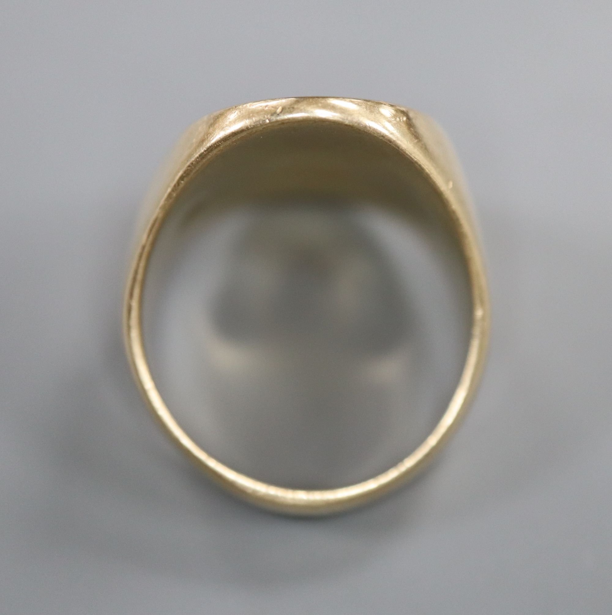 A 14kt yellow metal seal ring, engraved with ornate crest and the motto Carpe Diem, size R, 16.9 grams.